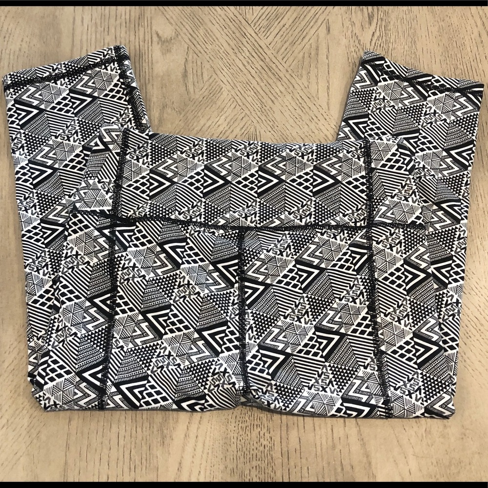 NWOT Victoria’s Secret Knockout cropped leggings - Picture 3 of 3